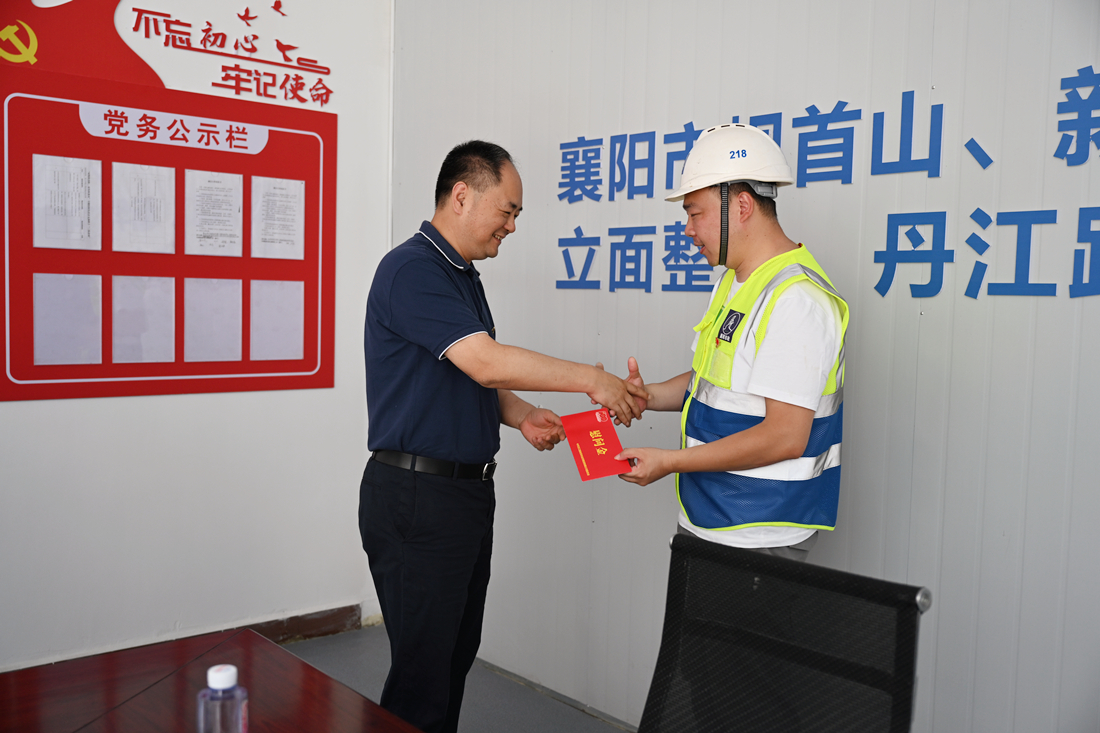 集团党委副书记,副董事长,总经理徐勇一行前往汉江城建施工一线慰问