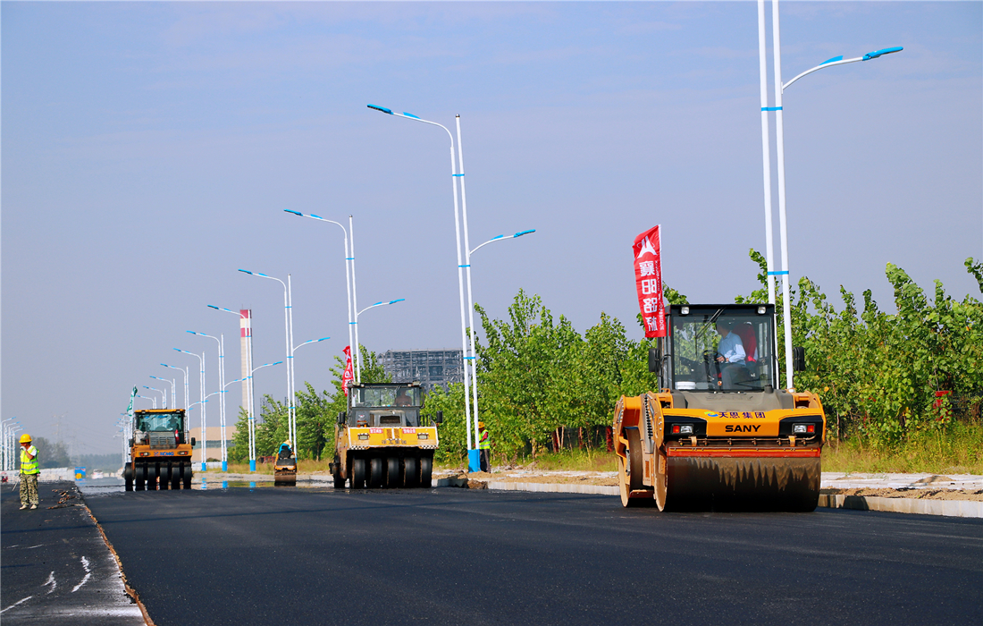潜江日报潜江东荆路网项目江湾路道路工程沥青摊铺作业正式启动
